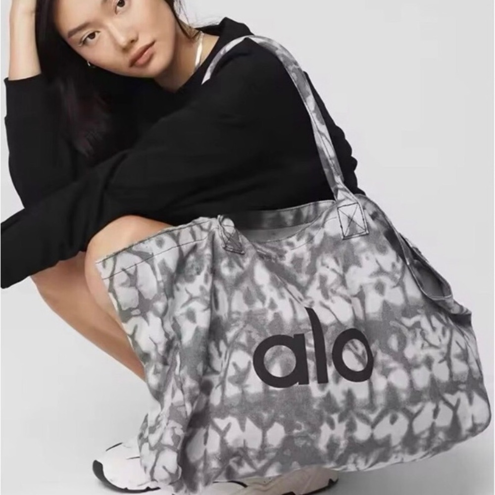 ALO Yoga Gray Tie-Dye Women's Tote Bag - Picture 2 of 5